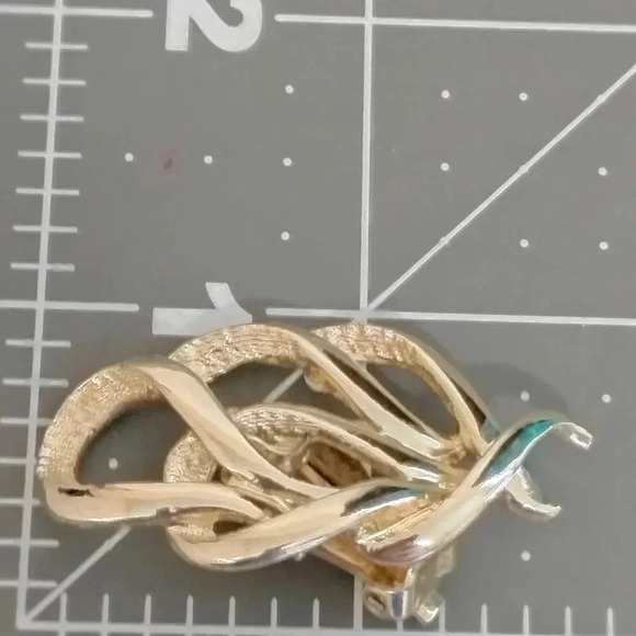 1970 Sarah Coventry Goldtone Swirl Design Clip On Earrings Town and Country - Picture 6 of 8